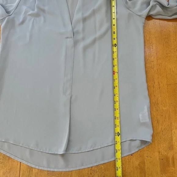 Laundry by Shelli Segal Gray Shirt V Neck Blouse Top Lightweight Size M - Picture 7 of 10
